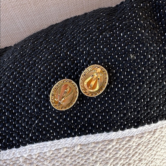 Elegant Gold and Cream Cameo Earrings - Picture 12 of 13